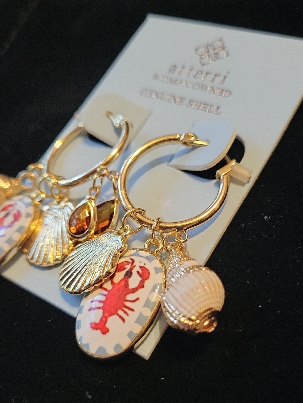Atterri Lobster Gold Hoop Earrings with Scallop Shell Charms Te